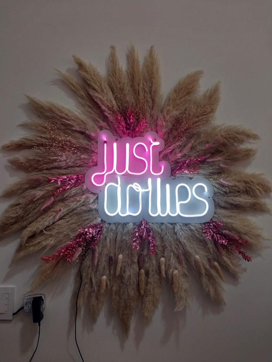 Cartel de neón con el logo de Just Dollies